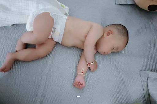 句容宝宝胳膊上起红疙瘩